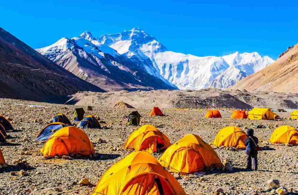 Blick auf das Mount Everest Basislager waehrend der Tibet, Nepal und Bhutan Rundreise