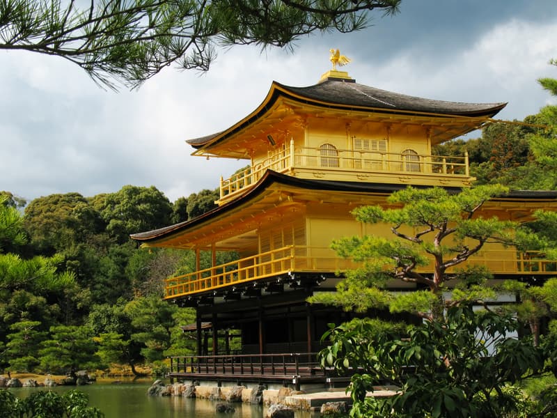 Kinkakuji goldener Pavillon mit Teich