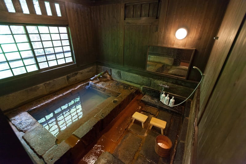 Onsen Bad im traditionellen Ryokan