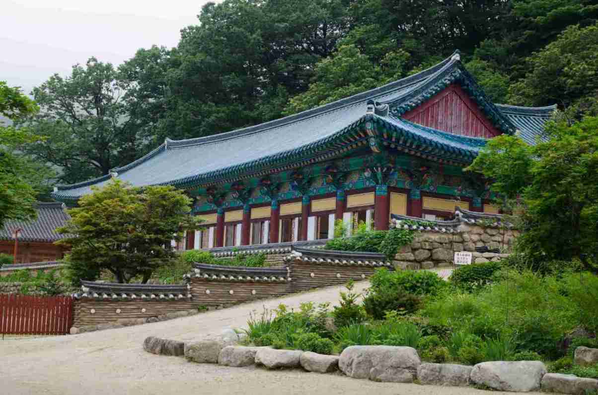 Sinheungsa Tempel im Seoraksan Nationalpark als Bild fuer die Korea Aktiv Reise