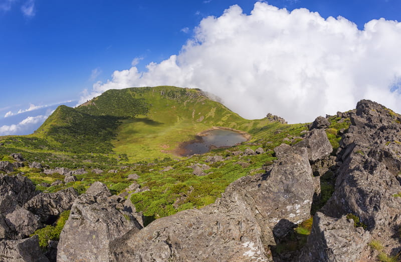 Hallasan-Gipfel auf Jeju als Bild fuer die Korea Wanderreise